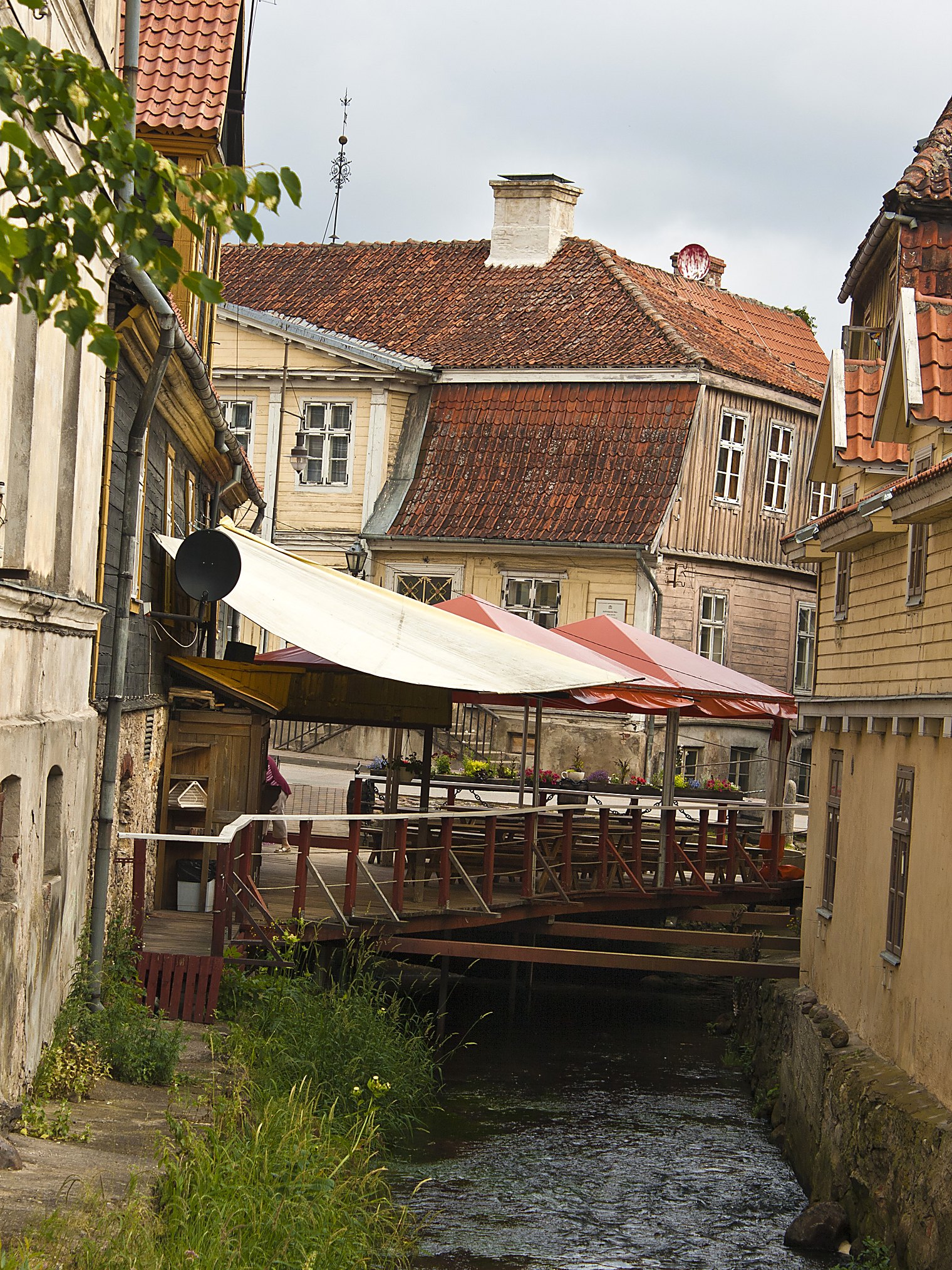 Pagrabiņš, with its terrace built out over the Alekšupīte.