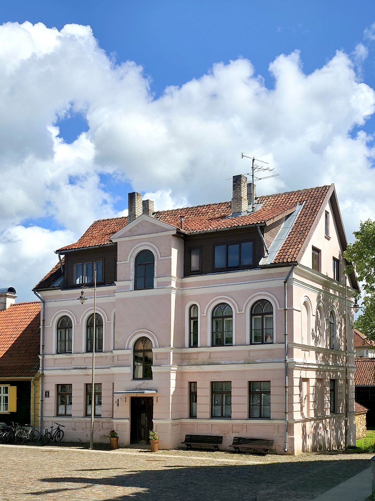 Baznīcas iela 3. Plastered façades stand alongside the timber, and both are still lived in.