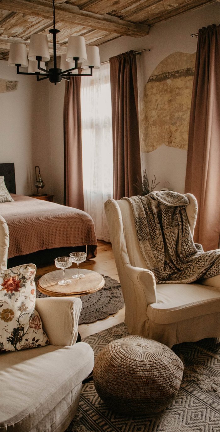 Armchairs and a queen bed in the Taka apartment